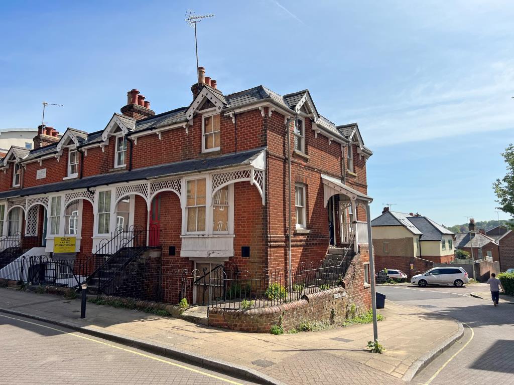 Lot: 110 - FREEHOLD THREE STOREY PROPERTY IN CENTRAL WINCHESTER -